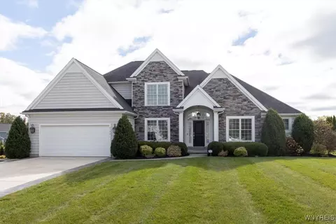 7154 Rolling Meadow Dr, Pendleton, NY 14120