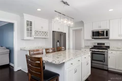 Kitchen - 7154 Rolling Meadow Dr, Pendleton, NY 14120 photo 3 of 4