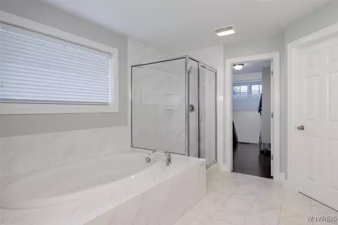 Bath - 7154 Rolling Meadow Dr, Pendleton, NY 14120 photo 2 of 4
