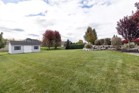 Exterior - 7154 Rolling Meadow Dr, Pendleton, NY 14120 photo 9 of 12