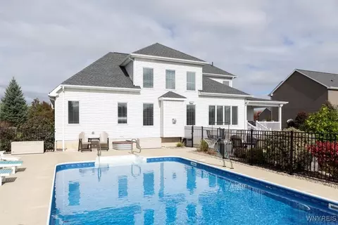 Exterior - 7154 Rolling Meadow Dr, Pendleton, NY 14120 photo 3 of 12