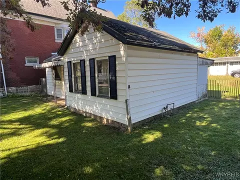 636 Elmwood Ave, Niagara Falls, NY 14301