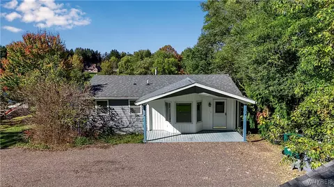 28 S Shore Dr, Bennington, NY 14004