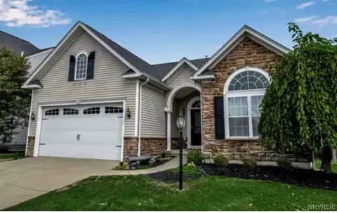 37 Greenside Dr, Grand Island, NY 14072