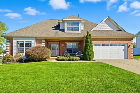 6015 Pinehurst Ct, Lake View, NY 14085