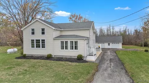 8603 Ernest Rd, Royalton, NY 14067