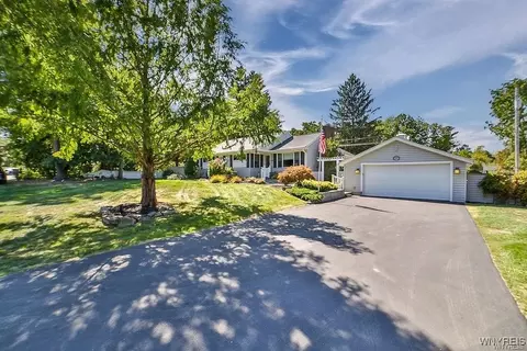 4760 Sawmill Rd, Clarence, NY 14031