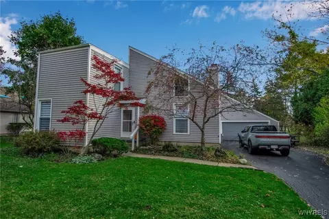 10 Woodmoor Cir, East Amherst, NY 14051