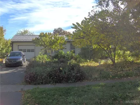 79 Spring Tree Ln, Greece, NY 14612