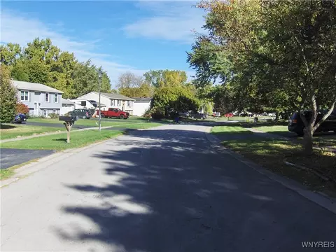 79 Spring Tree Ln, Greece, NY 14612 photo 2