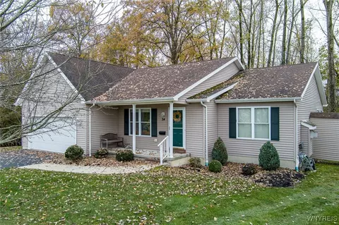 34 Alexander Pkwy, Pendleton, NY 14120