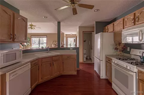 Kitchen - 34 Alexander Pkwy, Pendleton, NY 14120 photo 2 of 3