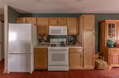 Kitchen - 34 Alexander Pkwy, Pendleton, NY 14120 photo 3 of 3