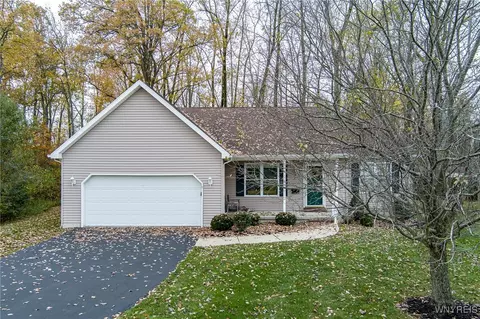 Exterior - 34 Alexander Pkwy, Pendleton, NY 14120 photo 2 of 4
