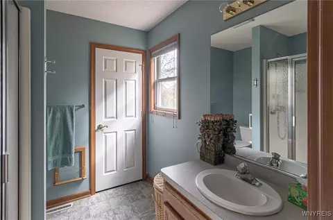 Bath - 34 Alexander Pkwy, Pendleton, NY 14120 photo 2 of 3