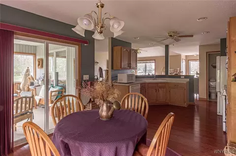 Dining - 34 Alexander Pkwy, Pendleton, NY 14120 photo 4 of 4