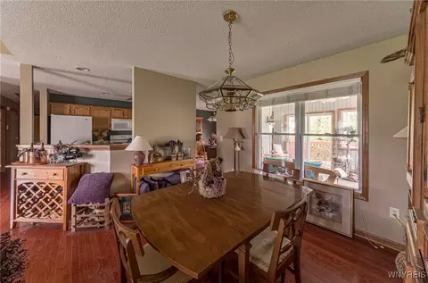 Dining - 34 Alexander Pkwy, Pendleton, NY 14120 photo 2 of 4
