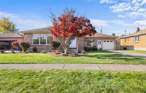 74 Pacecrest Ct, West Seneca, NY 14224