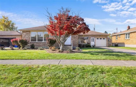 74 Pacecrest Ct, West Seneca, NY 14224