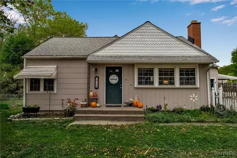 8106 Lindbergh Ave, Niagara Falls, NY 14304