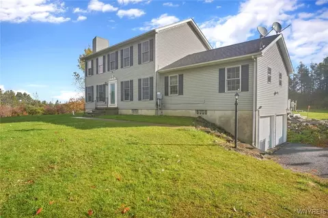 8835 Center Rd, Holland, NY 14080