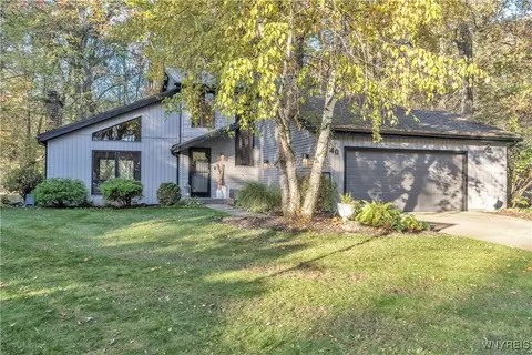 40 Squire Ct, Getzville, NY 14068