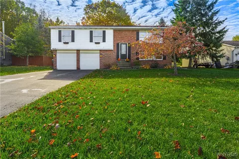6632 Royal Pkwy N, Lockport, NY 14094