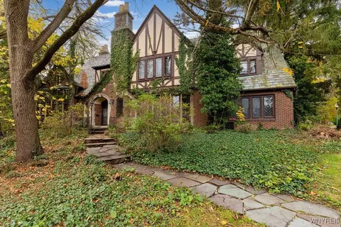 7 Audley, Amherst, NY 14226