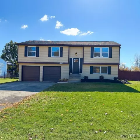 6588 Royal Pkwy S, Lockport, NY 14094