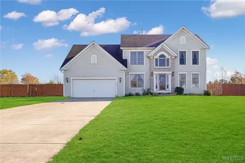 6713 Cortland Dr, Pendleton, NY 14120