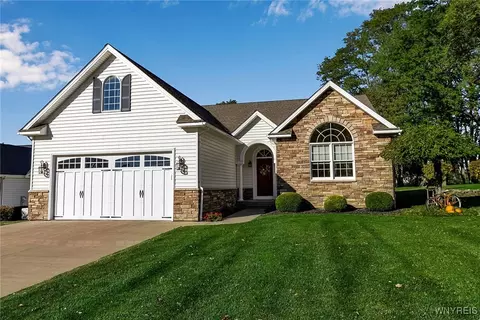 6603 Mulligan Dr, Lockport, NY 14094