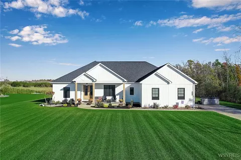 7049 Pine Lake Ter, Pendleton, NY 14120