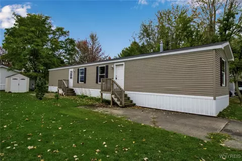 2 Pebbleridge Dr, Ridgeway, NY 14103