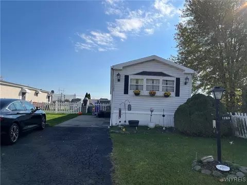 1289 Norwood Dr, Lockport, NY 14094