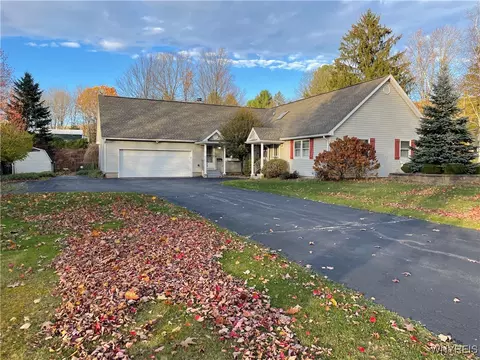 6072 Thornwood Dr, Hamburg, NY 14075