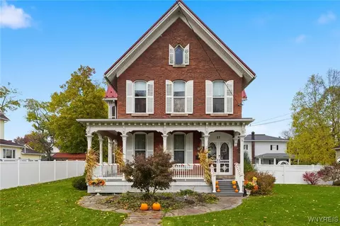 37 State St, Royalton, NY 14105