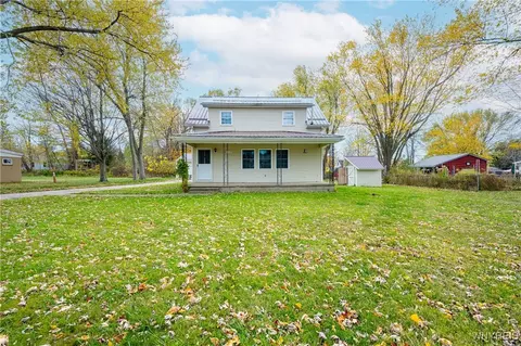 117 Chestnut Ln, Evans, NY 14006