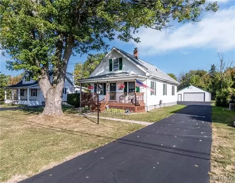 8106 E Britton Dr, Niagara, NY 14304