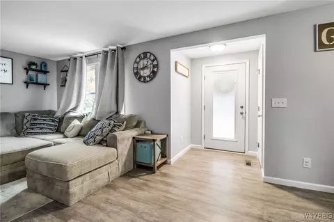 Entry Way - 6973 E Canal Rd, Pendleton, NY 14094 photo 1 of 3