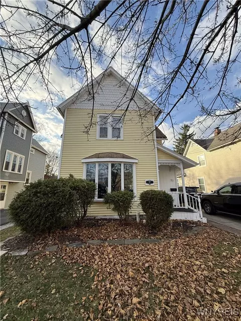 27 Lombardy St, Lancaster, NY 14086
