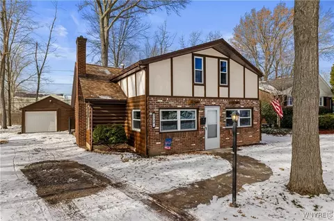 3298 Greenway Rd, Grand Island, NY 14072