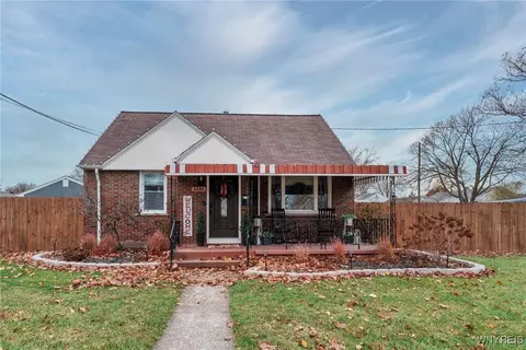 1296 93rd St, Niagara Falls, NY 14304