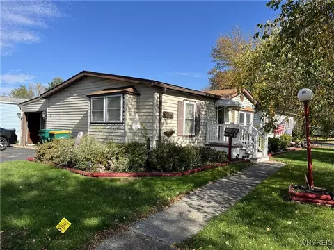 57 Lorraine Pl, West Seneca, NY 14224