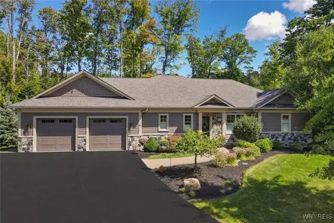 4 Woodshire Ct, Orchard Park, NY 14127
