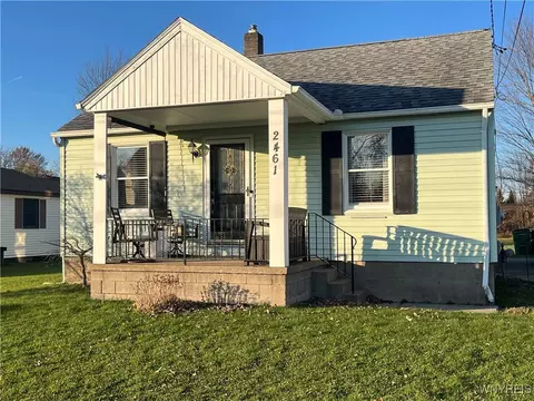 2461 Sylvan Pl, Wheatfield, NY 14304