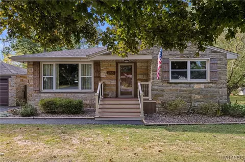 922 N Hewitt Dr, Lewiston, NY 14092