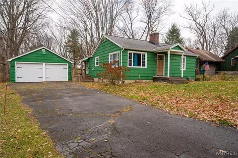 7310 Hickory Dr, Hamburg, NY 14075