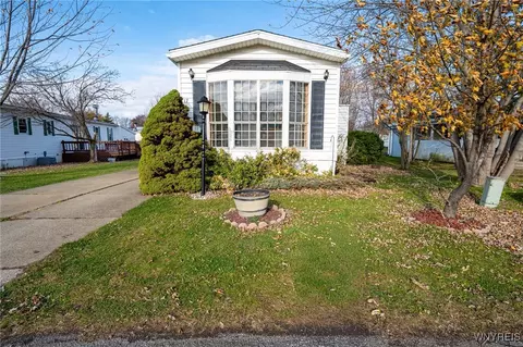 17 Rippleway Dr, Hamburg, NY 14075