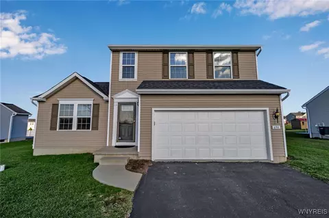 694 Pleasant View Dr, Lancaster, NY 14086