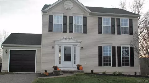 6344 Green Valley Ln, Lockport, NY 14094